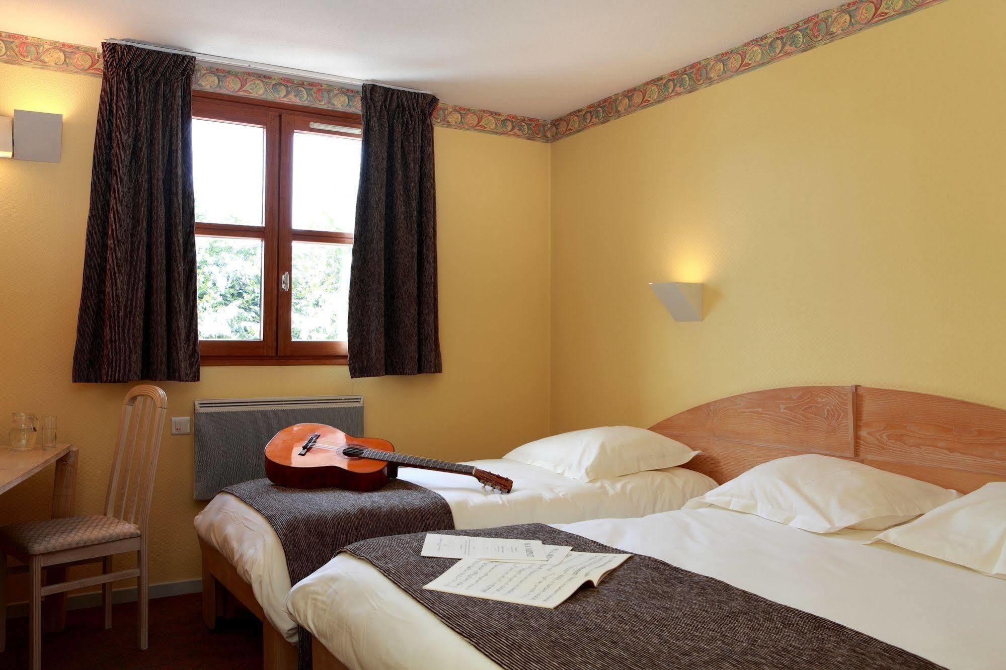 Logis Le Luth Hotel Mirecourt Exterior photo